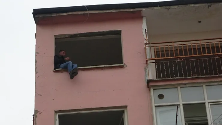 Bu kadarına pes! Ağır hasarlı binanın 6'ıncı katına çıktı!