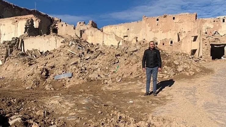 Depremde ağır hasar alan 2 kerpiç ev kendiliğinden yıkıldı