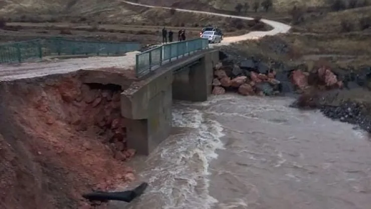Doğanşehir'de aşırı yağış sonrası köprü çöktü!