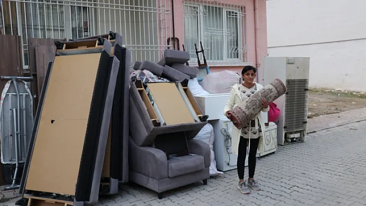 Kış günü eşyaları ile sokağa atıldı