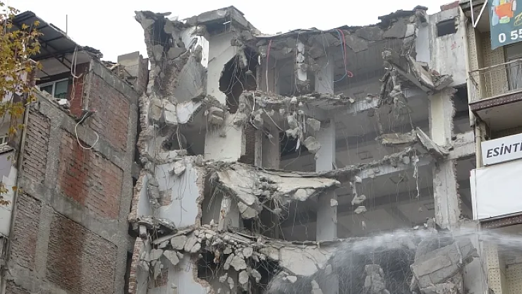 Malatya'da ağır hasarlı binaların yıkımı sürüyor