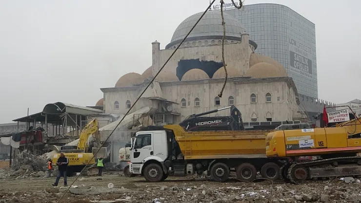 Malatya'nın sembol yapılarından Söğütlü Camii'nde yıkım başladı