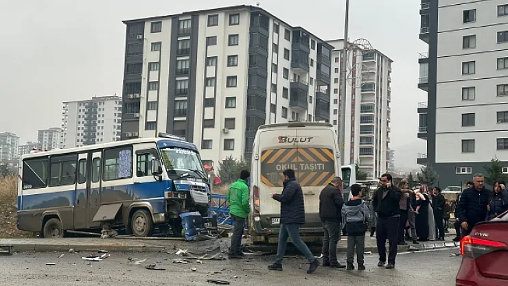 Öğrenci servisi ile yolcu minibüsü çarpıştı!