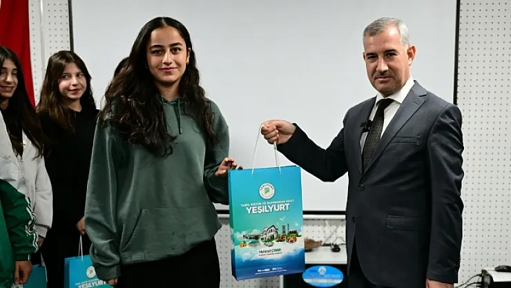 Öğrencilere TYT ve AYT hazırlık seti dağıttı