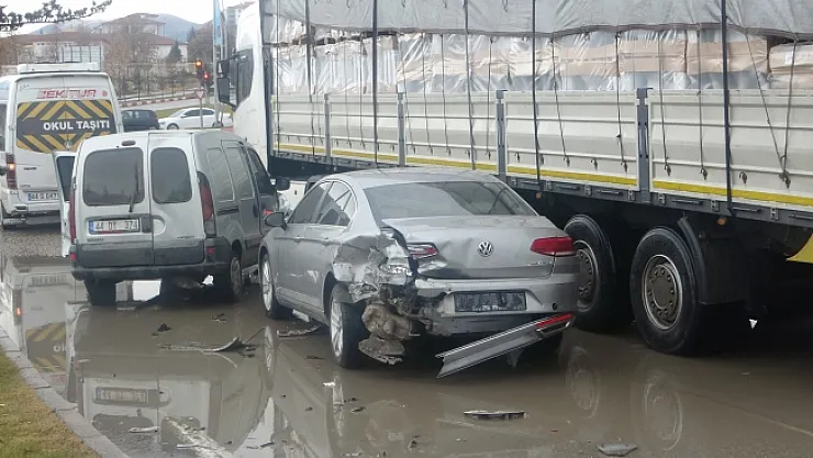 Önce otomobile sonra öğrenci servisine çarptı!