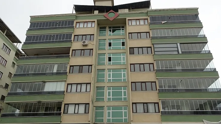 Orta hasarlı binada dehşet! Ceset bulundu