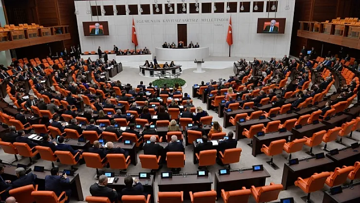 Son 7 ayda Meclis'te 600 milletvekilinden 61'i partilerden istifa etti