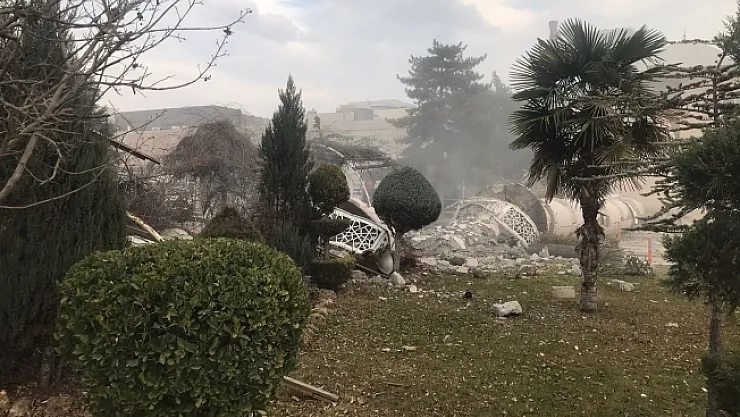 Sümer Cami'nin minaresi yıkıldı
