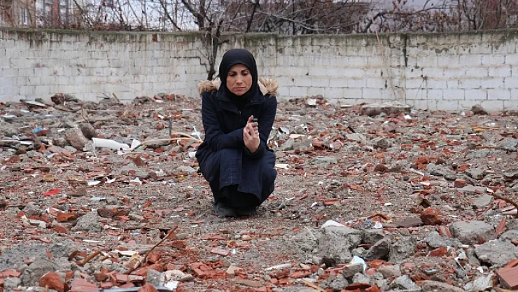 Annenin tarifsiz acısı! Enkazda kendisine siper olan çocuğunu kaybetti