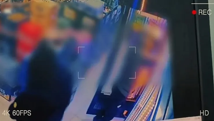 Buldukları kredi kartıyla alışveriş yaptılar! Yakalandılar