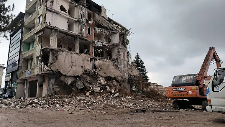 Doğanşehir'de ağır hasarlı binaların yıkımında sona yaklaşıldı