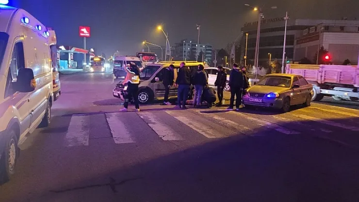 Hafif ticari araç ile otomobil çarpıştı: 1 yaralı