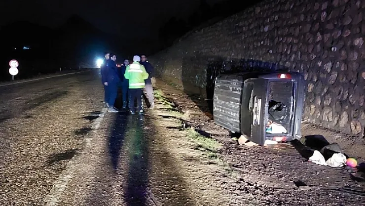 Hafif ticari araç istinat duvarına çarptı: 4 yaralı