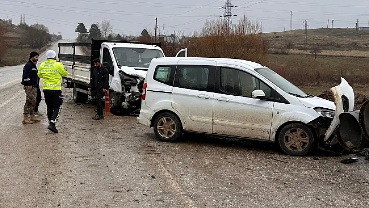 Kamyonet ile otomobil çarpıştı: 1 yaralı