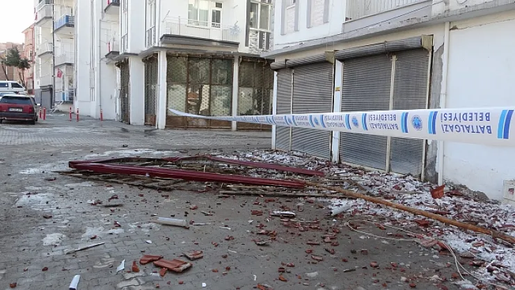 Malatya'da 4 katlı binanın çatısı çöktü