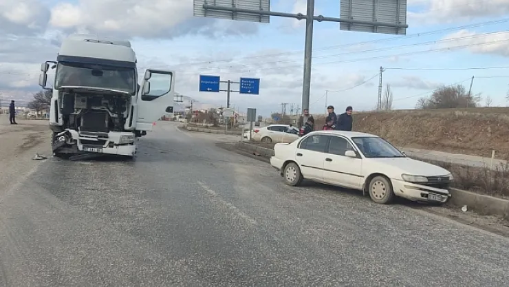 Malatya'da kamyon ile otomobil çarpıştı: 1 yaralı