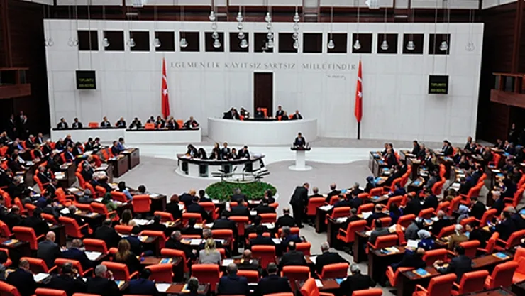 Mecliste gergin anlar! Milletvekilliği düşürüldü