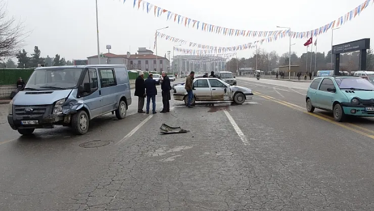 Minibüs ile otomobil çarpıştı: 1 yaralı