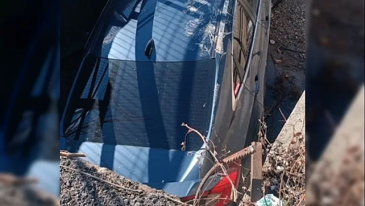 Otomobil ile çarpışan araç sulama kanalına düştü!