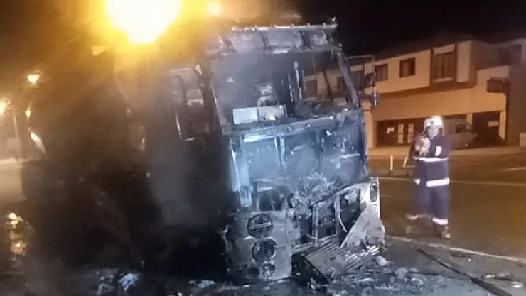 Seyir halindeki beton mikseri küle döndü