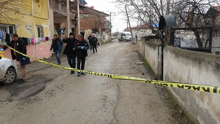 Tartıştığı şahsı sırtında silahla vurarak ağır yaraladı