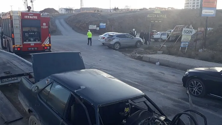 Üç aracın karıştığı kaza: 1 kişi yaralandı