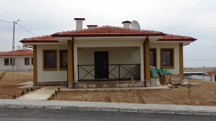 Yapımı tamamlanan köy evleri teslim ediliyor