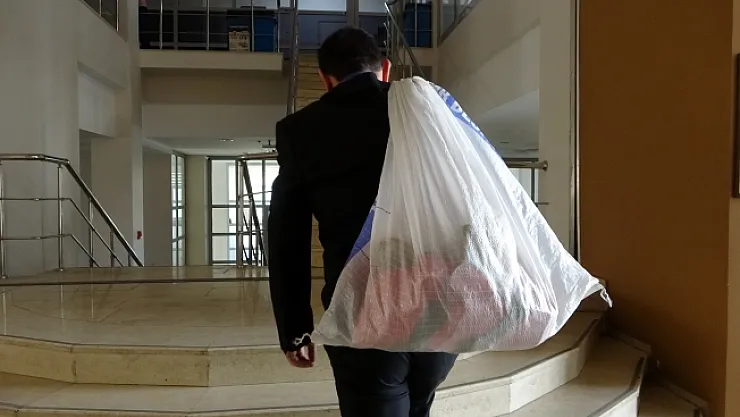 10 yıldır topladığı taşları çuvalla müzeye götürdü