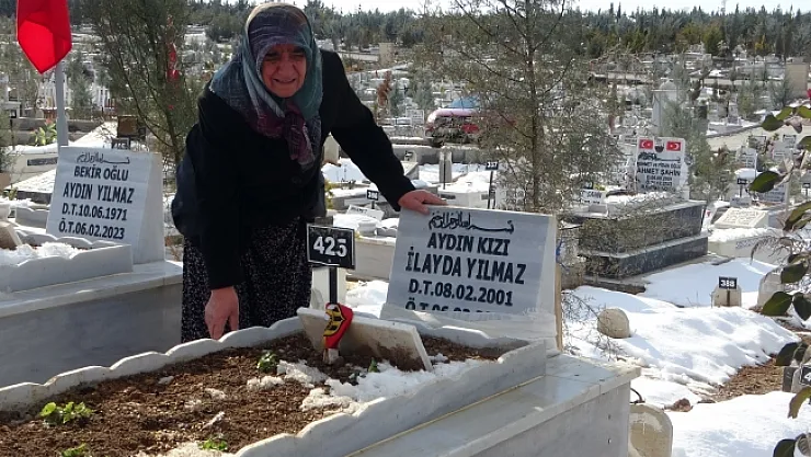 Depremde yakınlarını kaybeden yaşlı kadın mezarlıktan ayrılamıyor