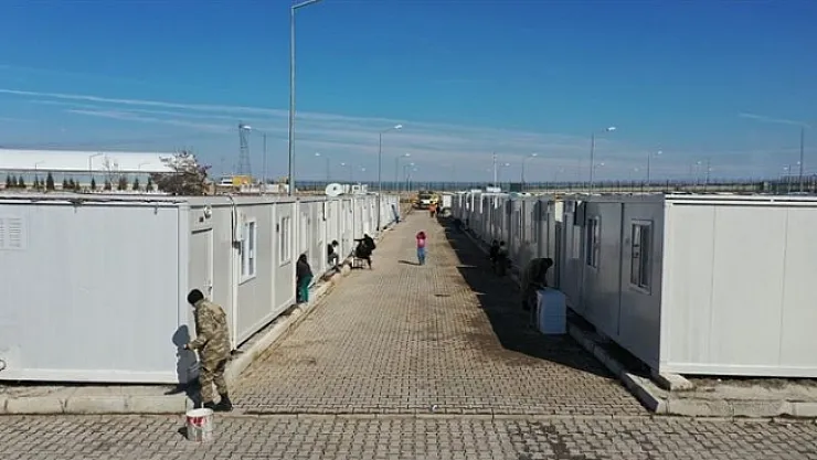 Depremzedeler, sıcak evlerini özlüyor!