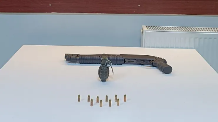 Ev aramasında el bombası bulundu