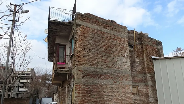 Hasarlı bina korkutuyor