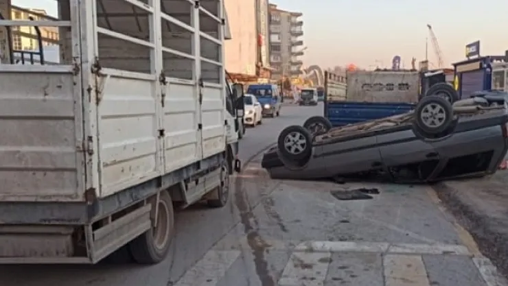 Kamyonete çarparak ters dönen aracını bırakıp kaçtı