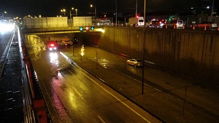 Malatya'da yağan yağmur yolları göle çevirdi