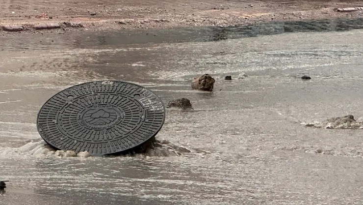 Malatya sağanak yağışa teslim! Sürücü ve vatandaş tepkili...