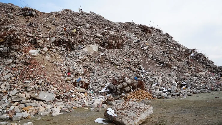 Malatya'da acı görüntü: 'Enkaz dağları'