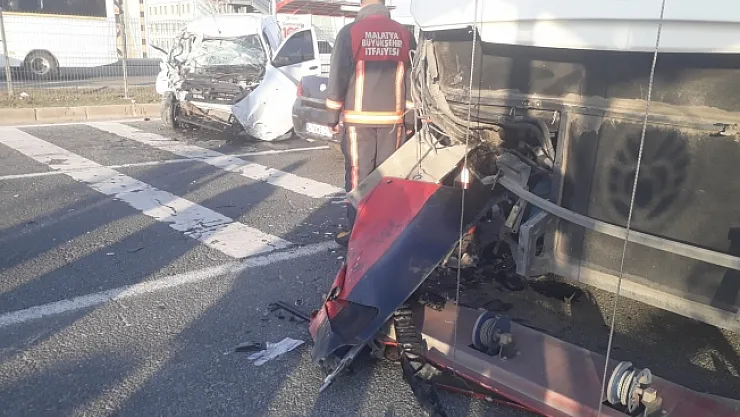 Malatya'da araç trambüsle çarpıştı: 1 ölü, 2 yaralı
