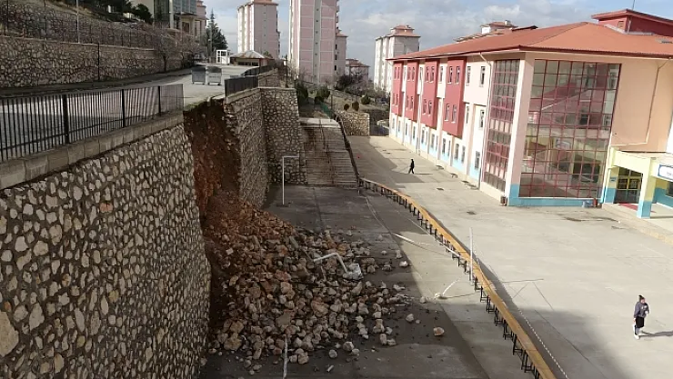 Malatya'da okulun istinat duvarı çöktü
