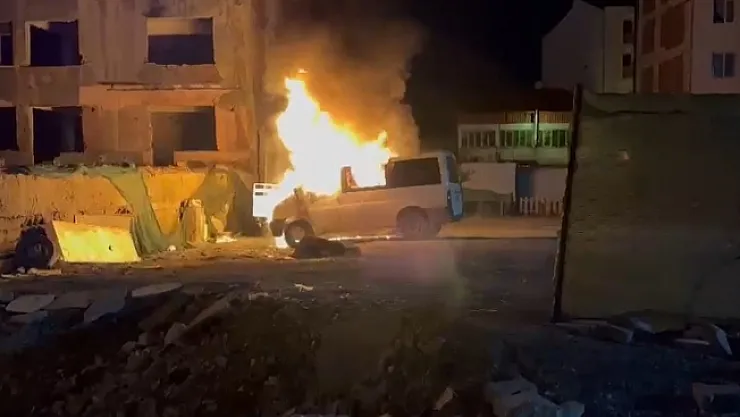 Park halindeki araç alevlere teslim oldu