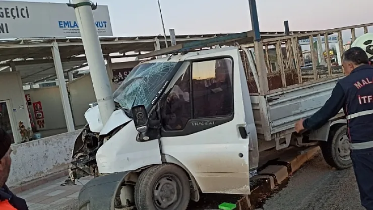 Trambüs direğine çarptı! Ağır yaralandı!