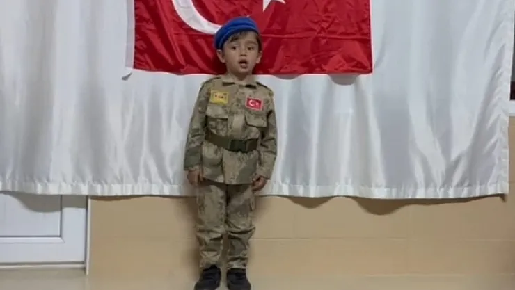 Küçük Ömer'in İstiklal Marşı coşkusu