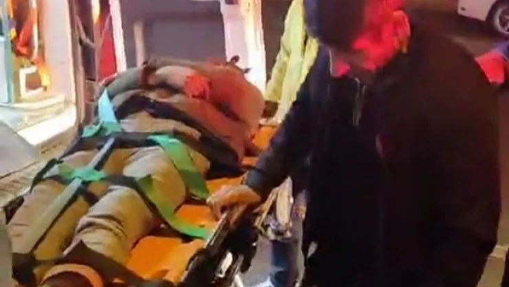 Ağır hasarlı binadan düştü