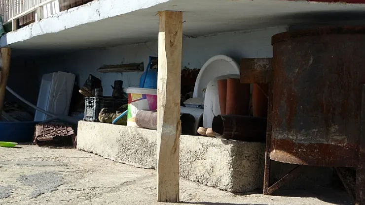 Depremde çöken evini tahtalarla güçlendirdi