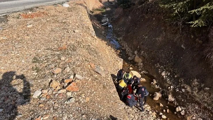 Direksiyon hakimiyetini kaybedince dere yatağına uçtu!