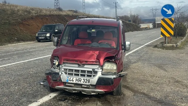 Hafif ticari araçlar çarpıştı, 1 yaralı