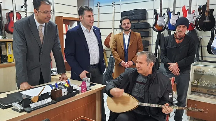 İyi Partili Göçmez ve Eren türkülere eşlik etti