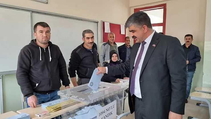 Karakuş ailesiyle sandık başına gitti