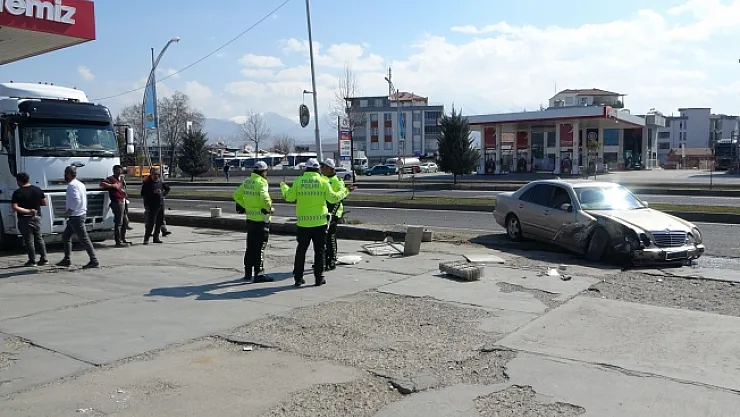Kontrolden çıkan otomobil akaryakıt istasyonuna daldı