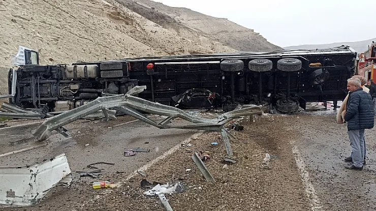 Malatya yolunda TIR otomobille çarpıştı: 1 ölü, 3 yaralı