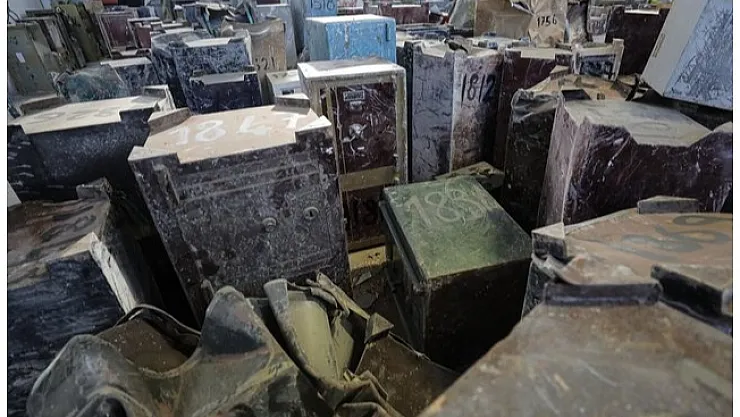 Malatya'da enkazdan çıkarılan 65 çelik kasa sahiplerini bekliyor